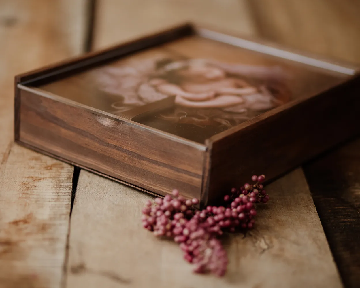 Caja de madera con tapa metacrilato y fotos sobre cartulina rígida