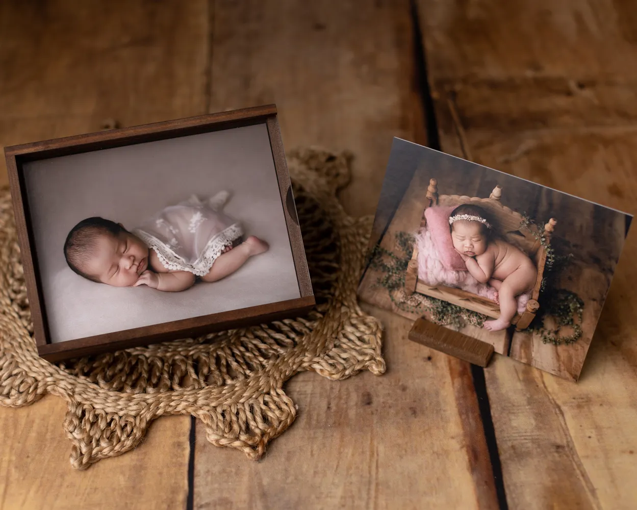 Caja de madera con tapa metacrilato y fotos sobre cartulina rígida