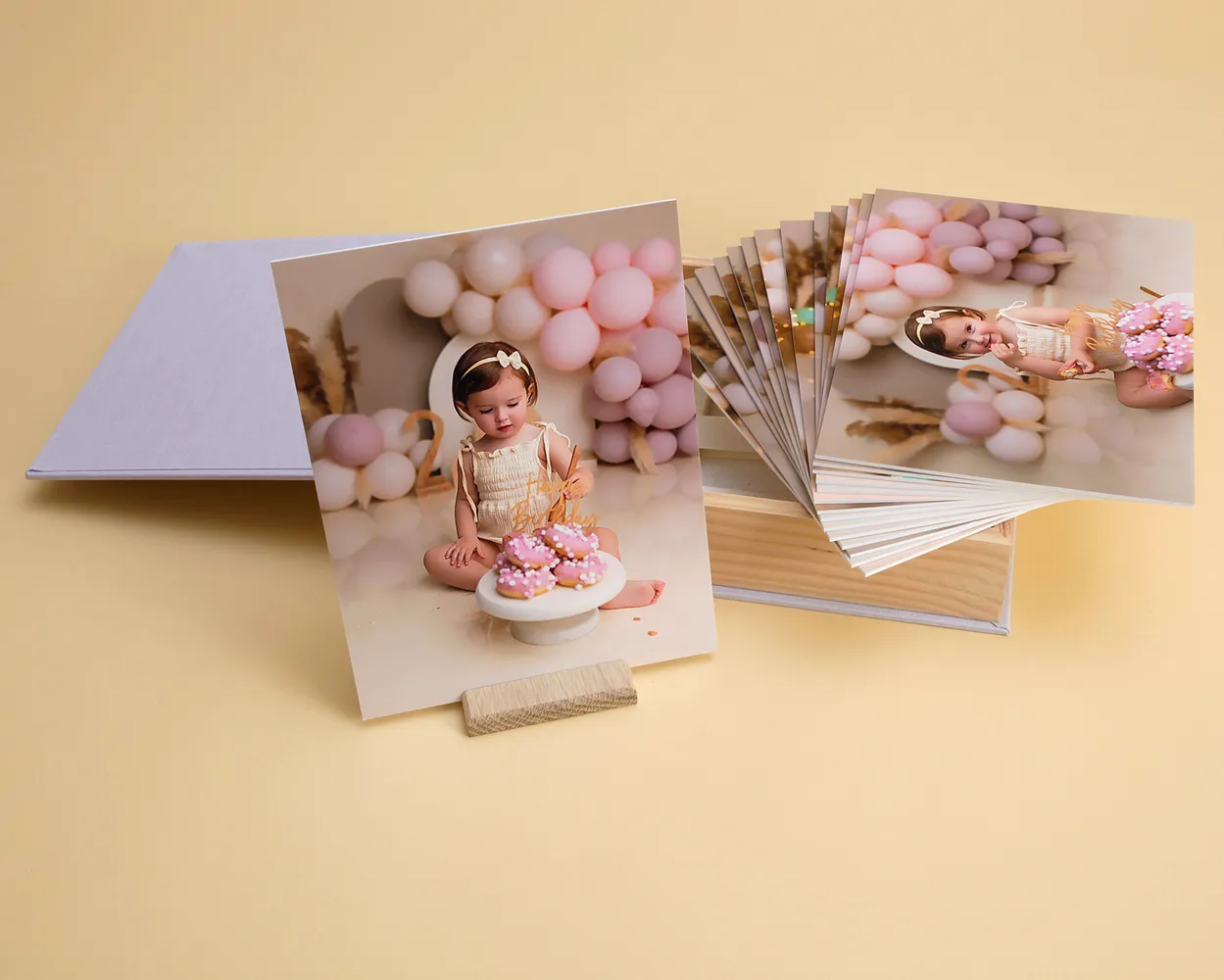 Caja Alcalá con fotos sobre cartulina rígida